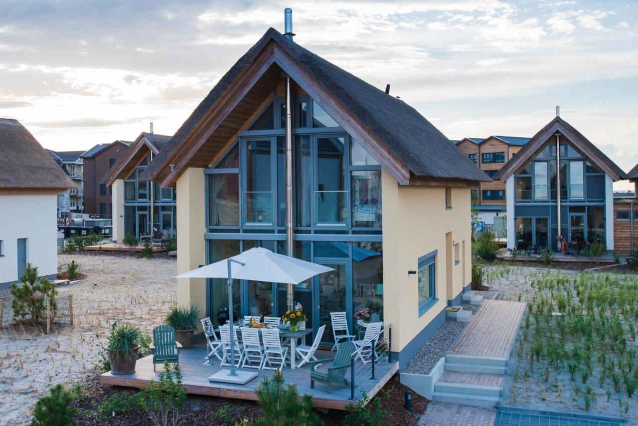 Ostsee - Reetdachhaus Nr 42 Waterkant im Strand Resort Heiligenhafen Exterior foto