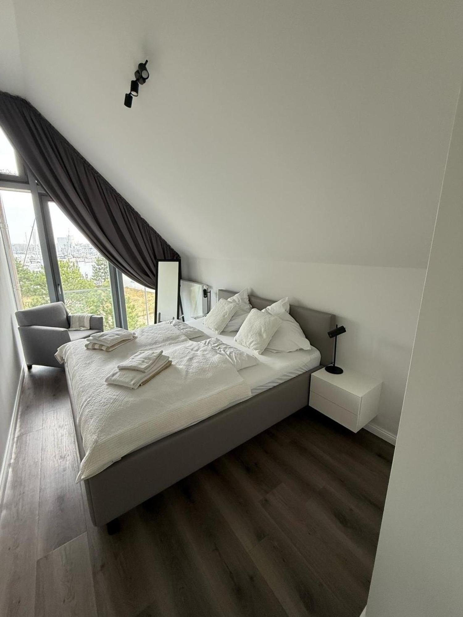Ostsee - Reetdachhaus Nr 42 Waterkant im Strand Resort Heiligenhafen Exterior foto